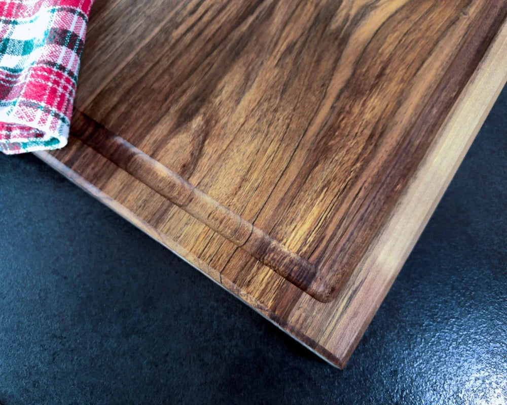 Saftrille im Eckdetail – Nussbaum Schneidebrett 70x40x4 cm CHEFBRETT XXL PowerBlock