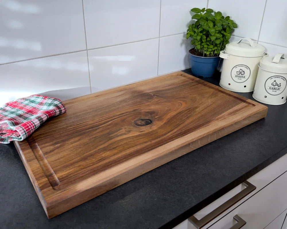 Massives Nussbaum Schneidebrett 70x40x4 cm – CHEFBRETT XXL PowerBlock schräge Küchenansicht