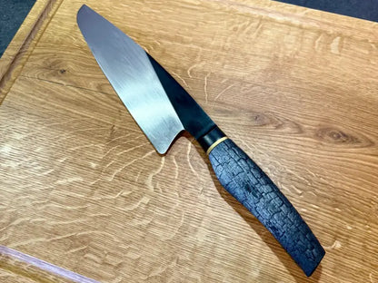 nahaufnahme-chefbrett-mit-kuechenmesser-eiche
hochwertiges-schneidebrett-mit-damastmesser
massivholzbrett-mit-klinge-detailansicht