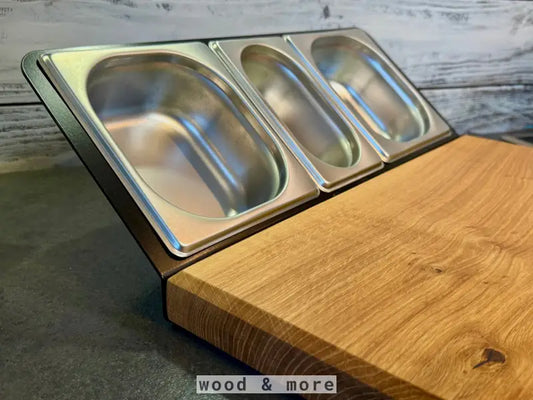 Massives Schneidebrett aus Holz – Die Chefstation mit 4 cm Stärke, beidseitig nutzbar und optionaler Konsole mit Auffangschalen für Küche & BBQ