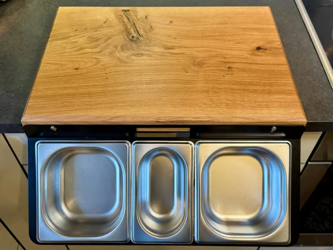 chefstation-mit-vorne-montierten-gn-behaeltern
auffangbehaelter-vorne-in-kuechenarbeitsstation
kuechenstation-vorderseite-mit-gn-schalen
