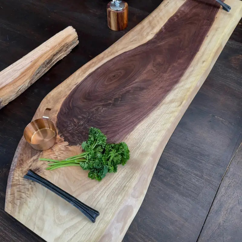 Live-edge Nussbaum Servierbrett mit Herz- und Sapwood für Küche und BBQ