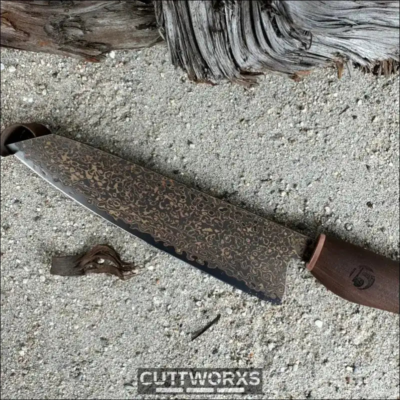 Damaststahlmesser mit einem dunkelbraunen Holzgriff.