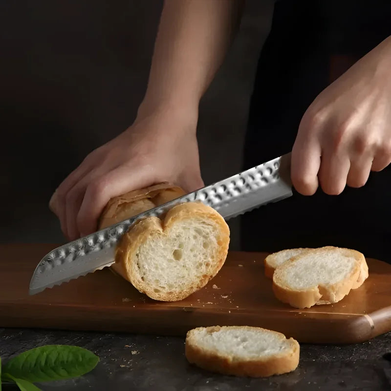 Damast Brotmesser mit Rosenholzgriff im Einsatz – ein knuspriges Brot wird auf einem Holzbrett geschnitten