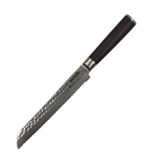 Brotmesser mit Damaststahl und Holzgriff – Brot wird geschnitten, freigestellt auf Weiß