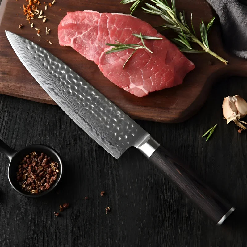 Damast Chefmesser mit VG10-Stahl auf Holzbrett mit Fleisch, Rosmarin und Marinade