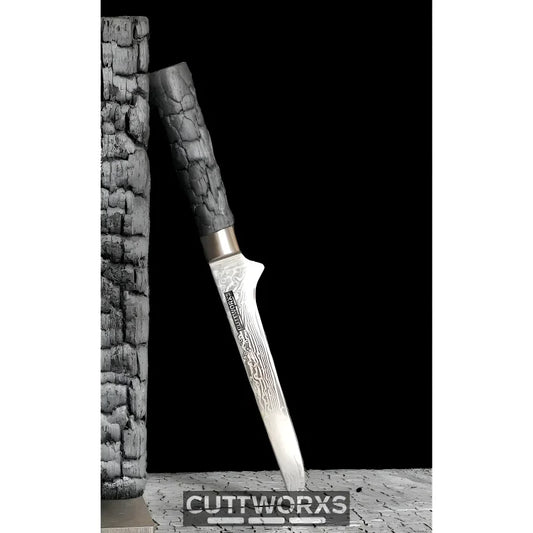 Damast Filetiermesser schneidet hauchdünne Fischfilets auf Holzbrett – flexible Klinge mit VG10-Kern, ergonomischer FlameWOOD Griff