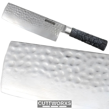 Nahaufnahme der geraden Nakiri-Damastklinge mit 67 Lagen und V-Schliff – VG10-Stahlkern sichtbar