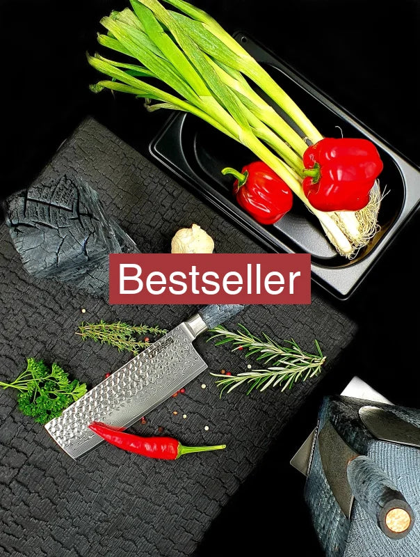 Damast Nakirimesser schneidet Brokkoli und Radieschen auf Holzbrett – schmale Klinge mit Damaststruktur und ergonomischem FlameWOOD Griff