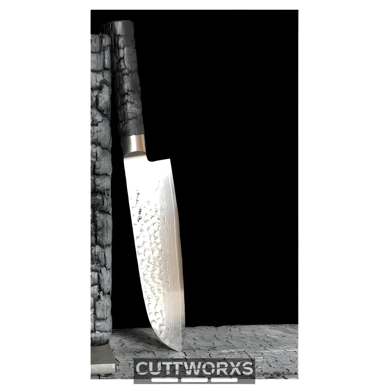 Feine Damaststruktur der Santokumesser-Klinge mit 67 Lagen – V-Schliff und VG10-Kern sichtbar