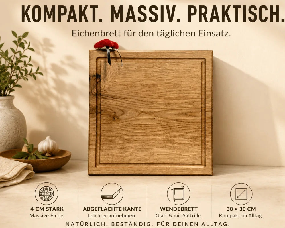 Eiche-Schneidebrett 30 × 30 cm, 4 cm stark, als Wendebrett mit Saftrille, glatter Rückseite und abgeflachter Kante im Magazin-Stil dargestellt.