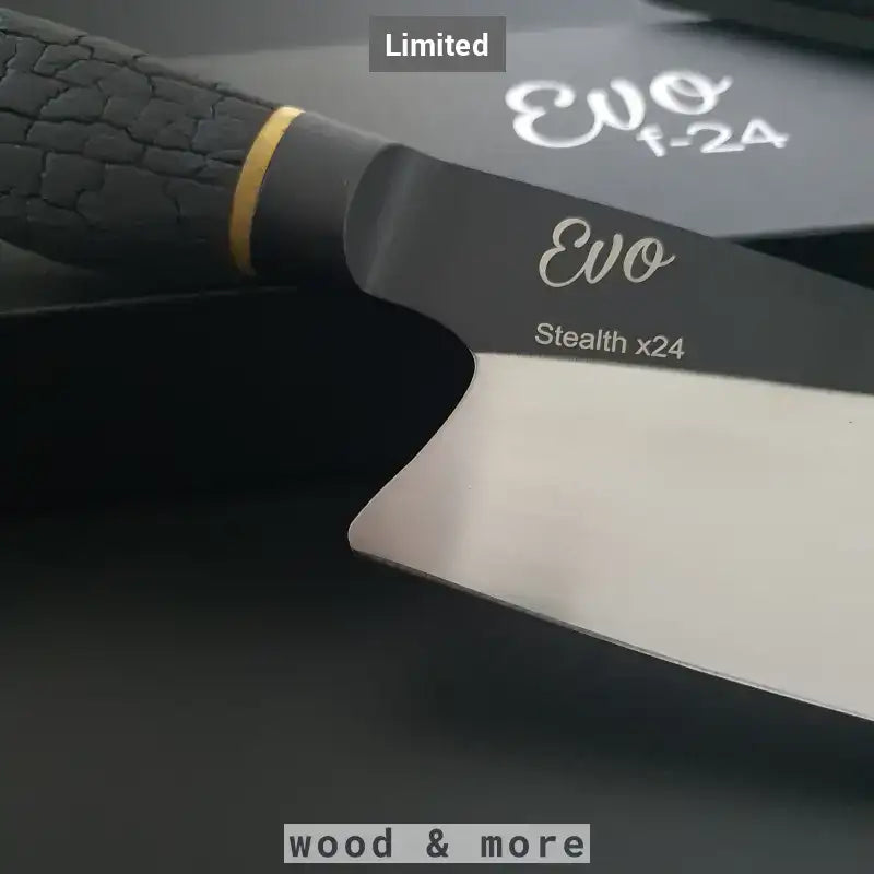 Evo Stealth X24 Messer mit schwarzem texturiertem Griff und goldenen Akzenten.