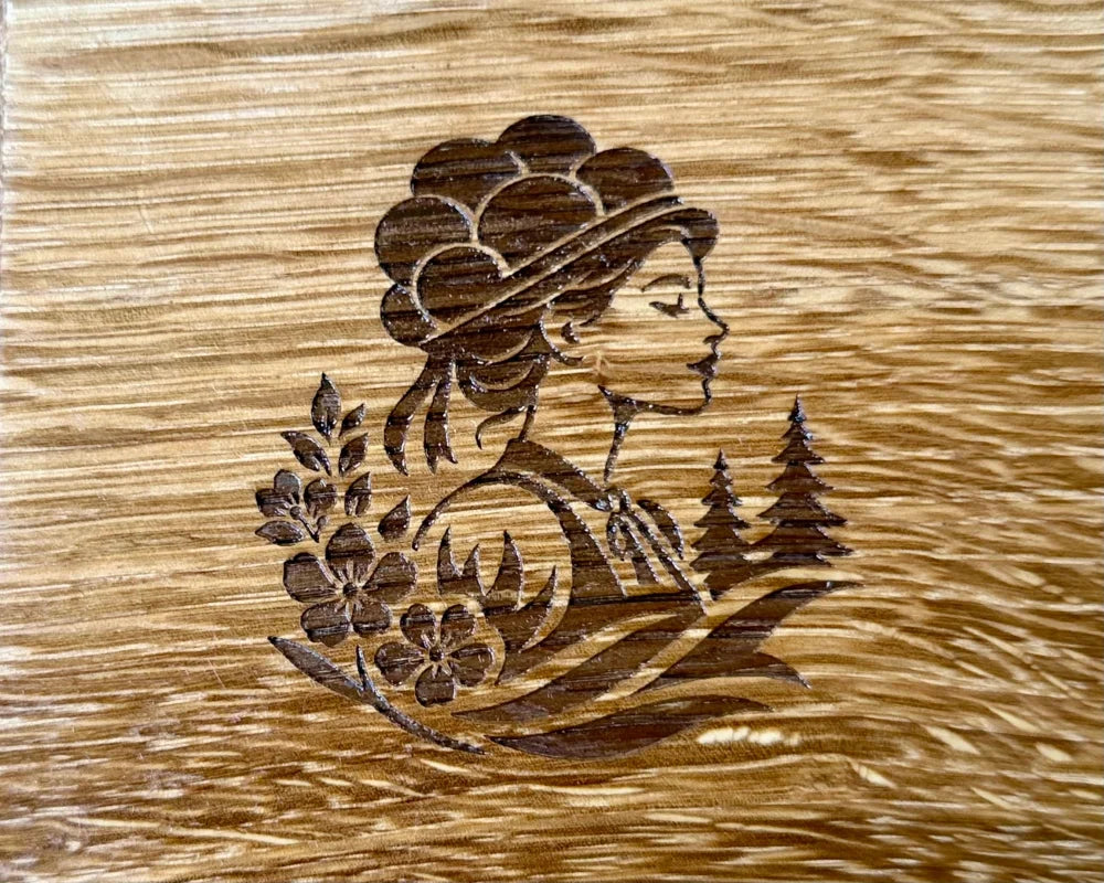 Feines Gravurbeispiel auf Holzbrett von wood & more
