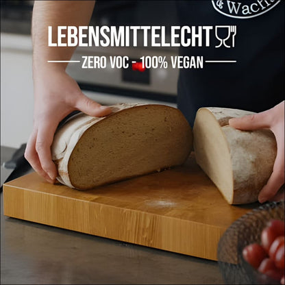 Frisches Brot wird auf einem Holzbrett geschnitten, ideal für Holz Pflege-Set