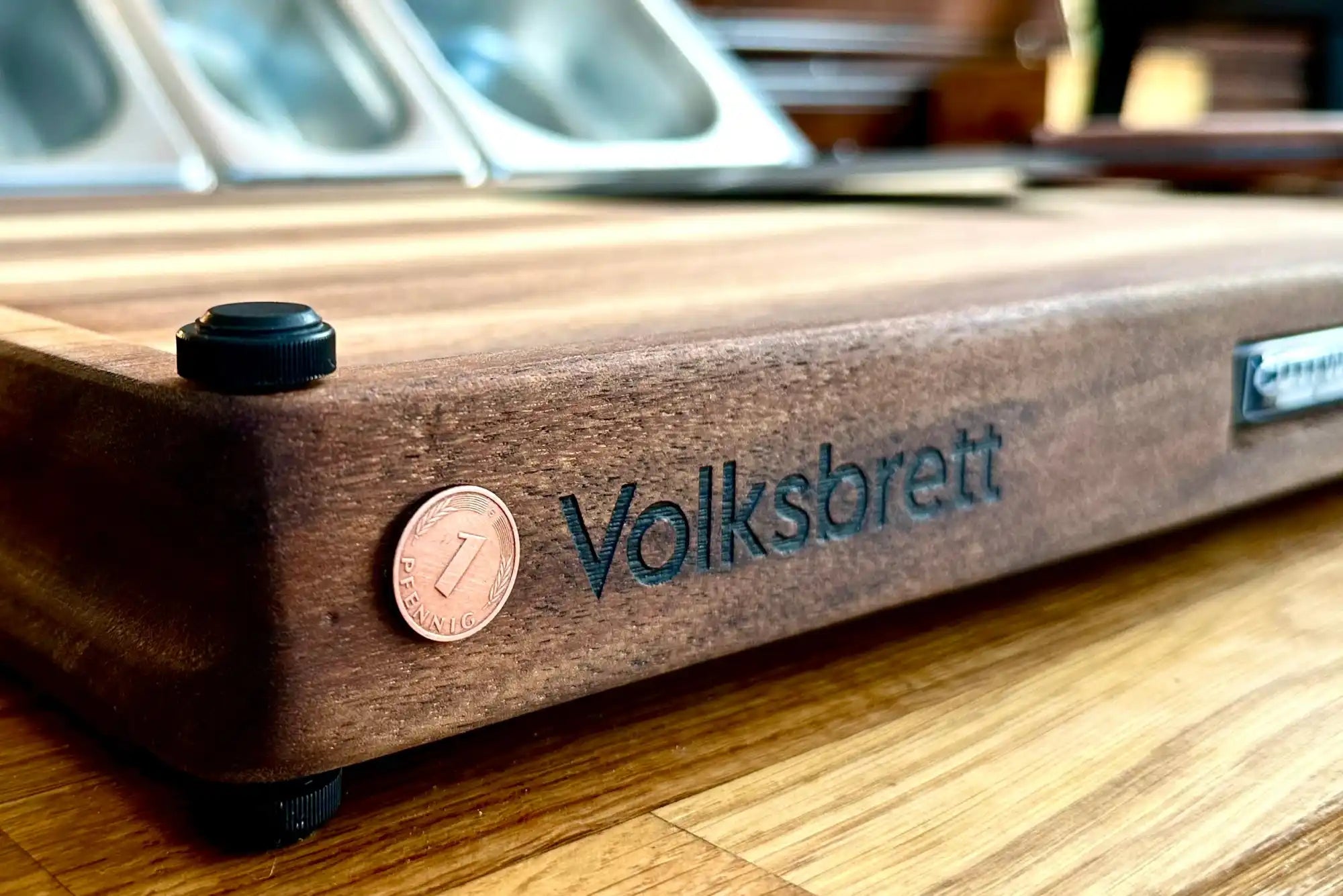 Holz-V Volksbrett-Gerät mit graviertem Branding und einer Penny-Einlage.