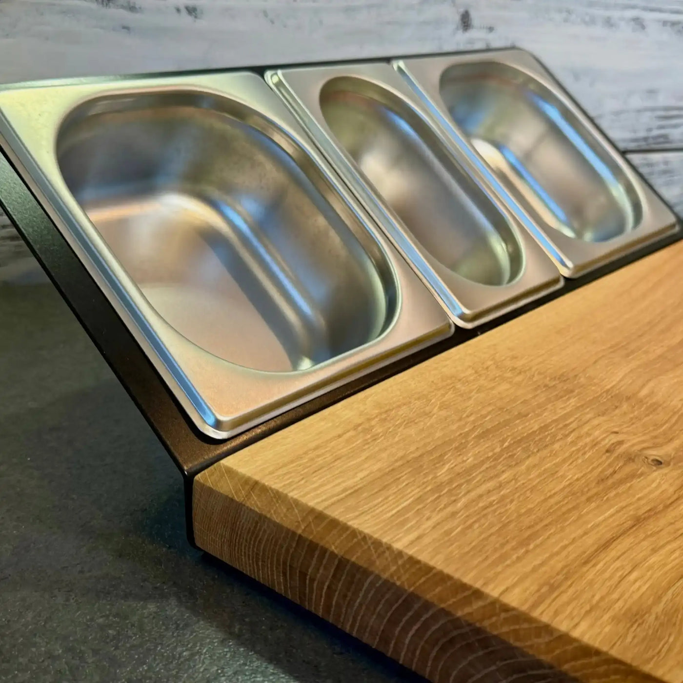 Chefstation Schneidebrett mit Edelstahl-Konsole und GN-Behältern für Mise en Place