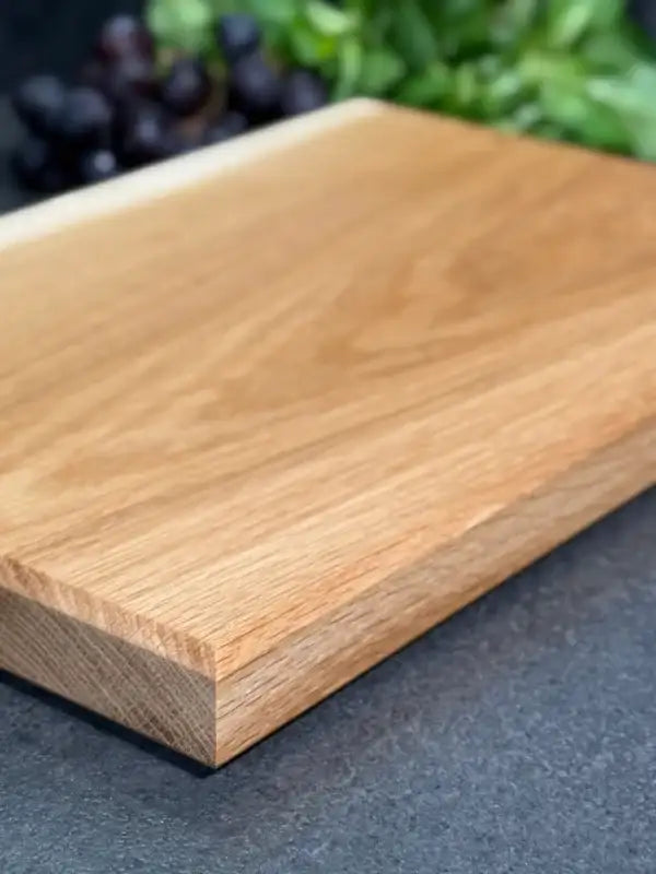 Holzschneidebrett mit natürlicher Maserung und glatter Oberfläche, hellbraune Farbe.