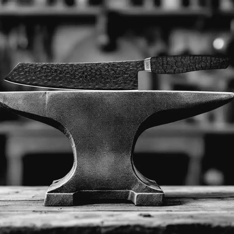 Schmiedehammer mit strukturierter Oberfläche und Hammer, der darauf ruht, wahrscheinlich gegossenes Eisen.