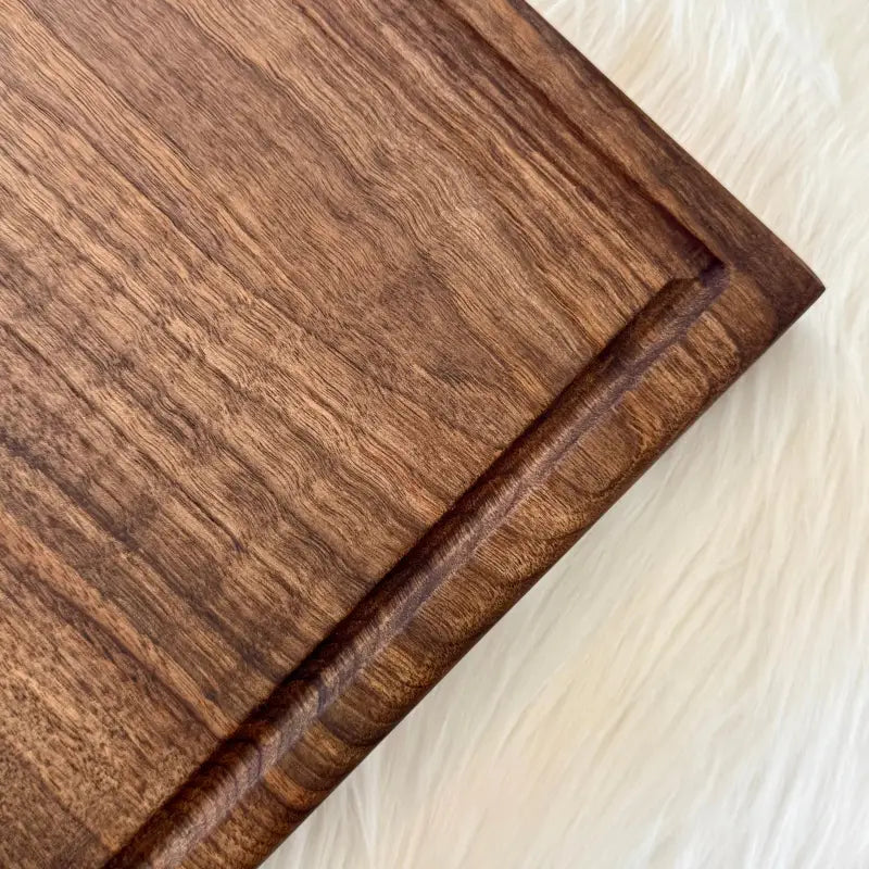 Individuelles Holz Schneidebrett Eiche massiv mit natürlicher Maserung und Saftrille