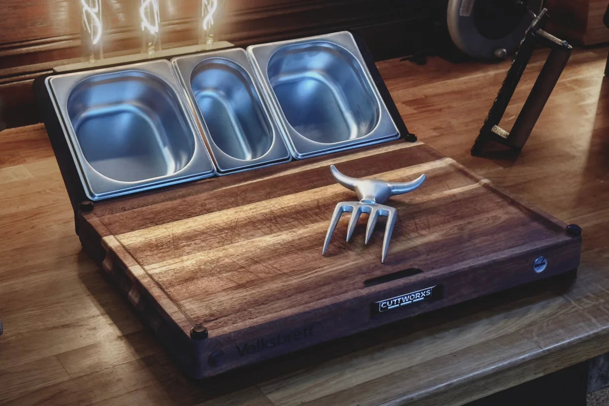 Holz Arbeitsstation mit integriertem Metallbehälter und Serviergabel von Cuttworxs Infinity Volksbrett