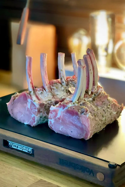 Rohes Rack Lamm auf Cuttworxs Infinity Volksbrett Arbeitsstation aus Holz