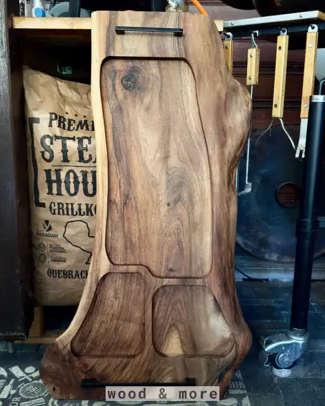 Live-Edge-Holzschneidebrett mit mehreren geschnitzten Fächern.