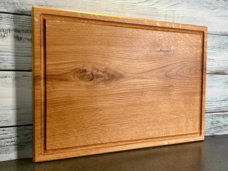 Eichenholz Schneidebrett mit schöner Maserung – diagonale Draufsicht, rustikaler Look