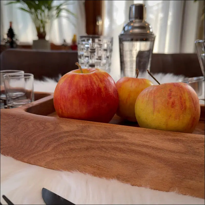 Frische Äpfel auf einem handgefertigten Snackboard aus Massivholz, 70 x 22 cm