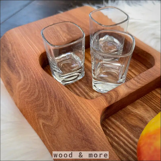 Handgefertigtes Holzbrett mit Ausfräsungen und zwei Glas-Gläsern auf Massivholz Snackboard