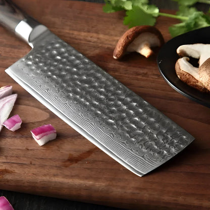 Nakirimesser aus Damaststahl mit VG10-Kern auf Holzbrett – daneben geschnittene Pilze und Zwiebeln – Küchenbild mit Holzgriff und Kochszene