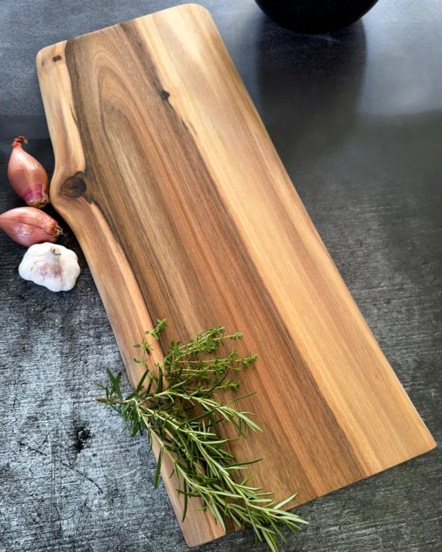 Langes Nussbaum Antipasti Board aus Vollholz mit sichtbarer Astzeichnung
