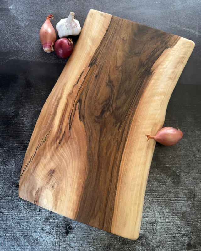 Nussbaum Käsebrett Naturform 50x28cm mit heller und dunkler Holzzeichnung