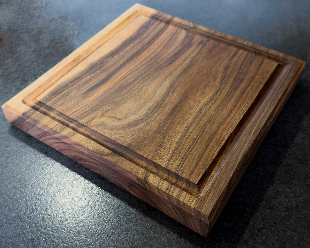 Nussbaum Vollholz-Schneidebrett 30x30x4 cm – kompaktes Küchenbrett für die tägliche Vorbereitung