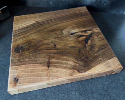 Nussbaum Schneidebrett 40 x 40 x 5 cm – großes Küchenbrett mit lebendiger Holzoptik