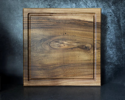 Nussbaum Schneidebrett 40 x 40 x 5 cm – großes Küchenbrett mit lebendiger Holzoptik