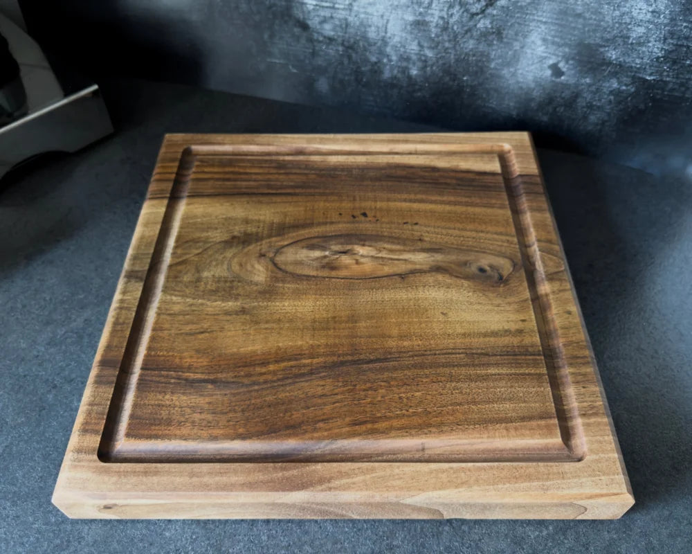 Nussbaum Schneidebrett 40 x 40 x 5 cm – großes Küchenbrett mit lebendiger Holzoptik