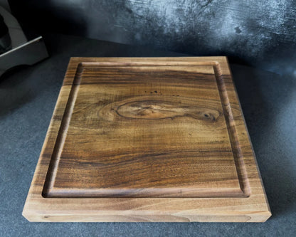 Nussbaum Schneidebrett 40 x 40 x 5 cm – großes Küchenbrett mit lebendiger Holzoptik
