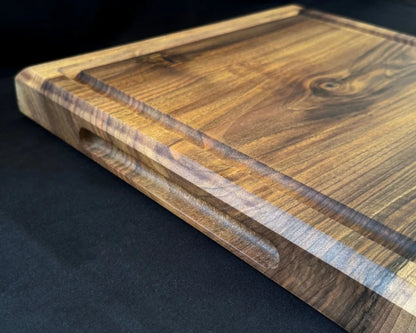 Seitliche Griffmulde am 5 cm starken Nussbaum-Schneidebrett 40 × 40 cm für ein einfaches Anheben und Tragen