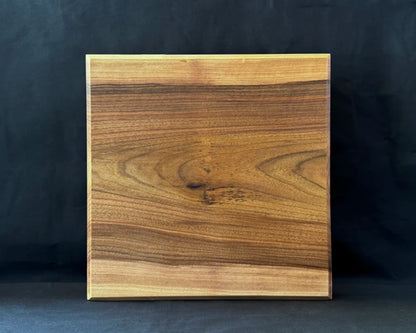 Rückseite des Nussbaum-Wendebretts 40 × 40 × 5 cm mit glatter Arbeitsfläche für beidseitige Nutzung