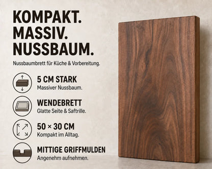 Nussbaum-Schneidebrett 50 × 30 × 5 cm im Magazin-Stil, als Wendebrett mit glatter Seite, Saftrillenseite und mittigen Griffmulden beschrieben.