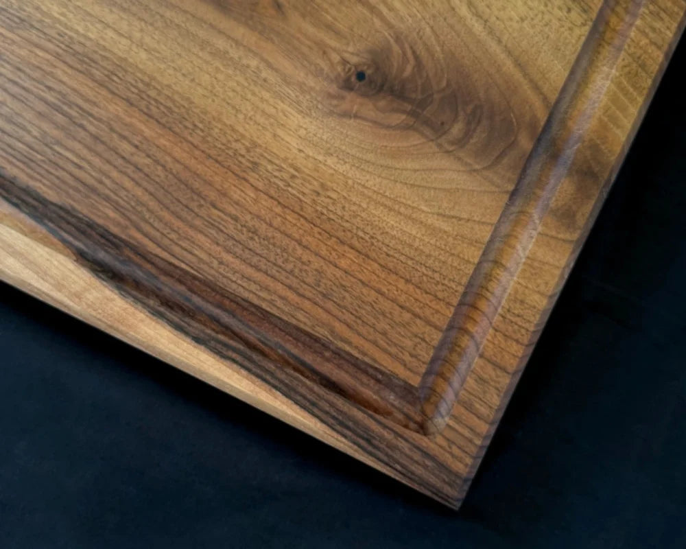 Detailaufnahme von Saftrille und natürlicher Nussbaum-Maserung beim massiven Schneidebrett 50 × 30 × 5 cm