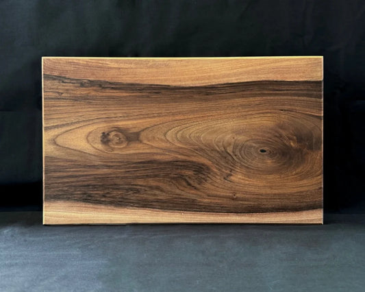 Glatte Rückseite des beidseitig nutzbaren Nussbaum-Wendebretts 50 × 30 × 5 cm in frontaler Ansicht