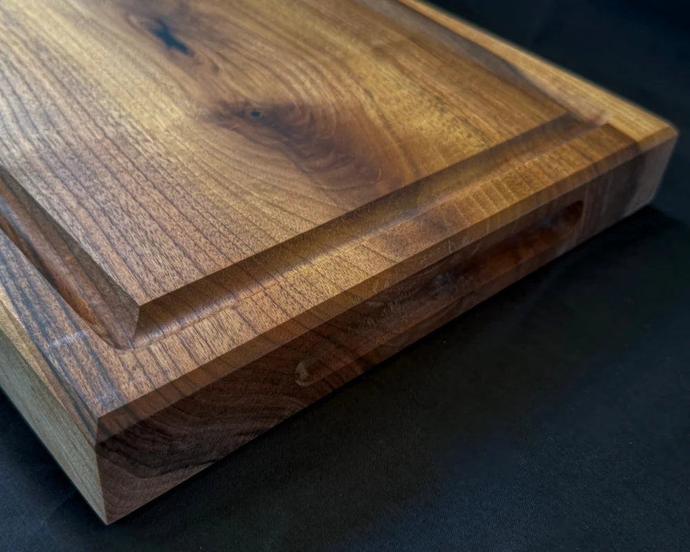 Seitliche Griffmulde des massiven Nussbaum-Schneidebretts 50 × 30 × 5 cm für bequemes Anheben und Umsetzen