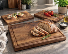 KÜCHENHELD – Nussbaum-Schneidebrett-Set mit Hauptbrett 40 × 30 × 4 cm und zwei Vesperbrettern 30 × 20 cm in natürlicher Küchenszene