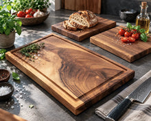 TAFELRUNDE – Nussbaum-Schneidebrett-Set mit Hauptbrett 50 × 30 × 4 cm und zwei passenden Vesperbrettern 30 × 20 cm