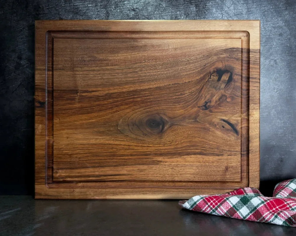 FAMILIENTAFEL – großes Nussbaum-Hauptbrett 50 × 40 × 4 cm mit Saftrille, Bestandteil des dreiteiligen Schneidebrett-Sets
