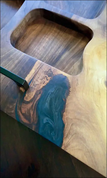 Handgefertigtes Holzbrett aus Nussbaum mit blauem Epoxidharz-Inlay beim Crafting