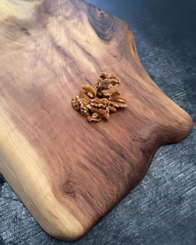 Handgefertigte Nussbaum Servierplatte mit außergewöhnlicher Holzmaserung