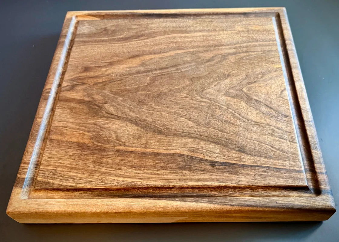 Holzschneidebrett aus Nussbaumholz mit Saftnuten und eleganter Maserung