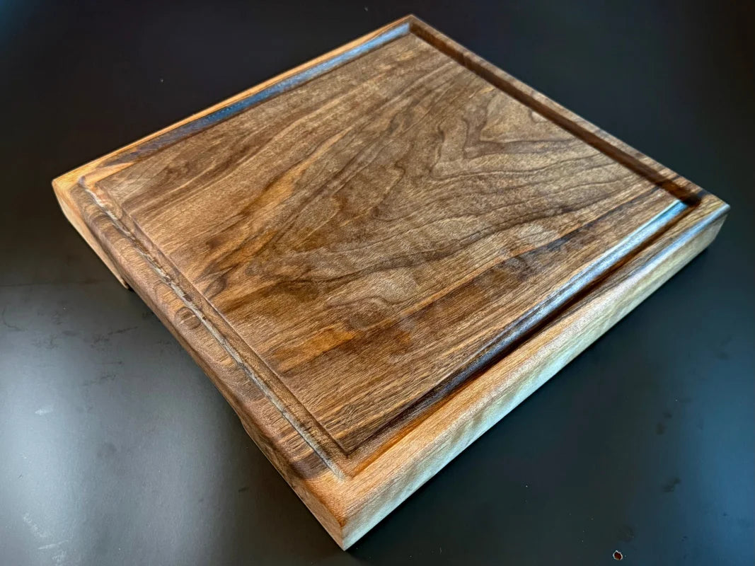 Holzschneidebrett aus Nussbaumholz mit eleganter Maserung und Griffmulde